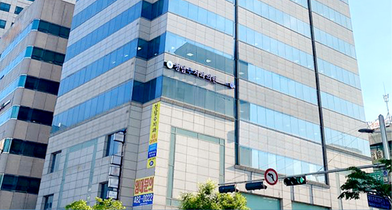 청담수치과가 위치한 명화빌딩 외관