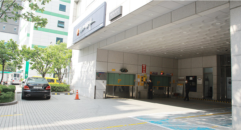 명화빌딩 뒷편 주차타워 입구